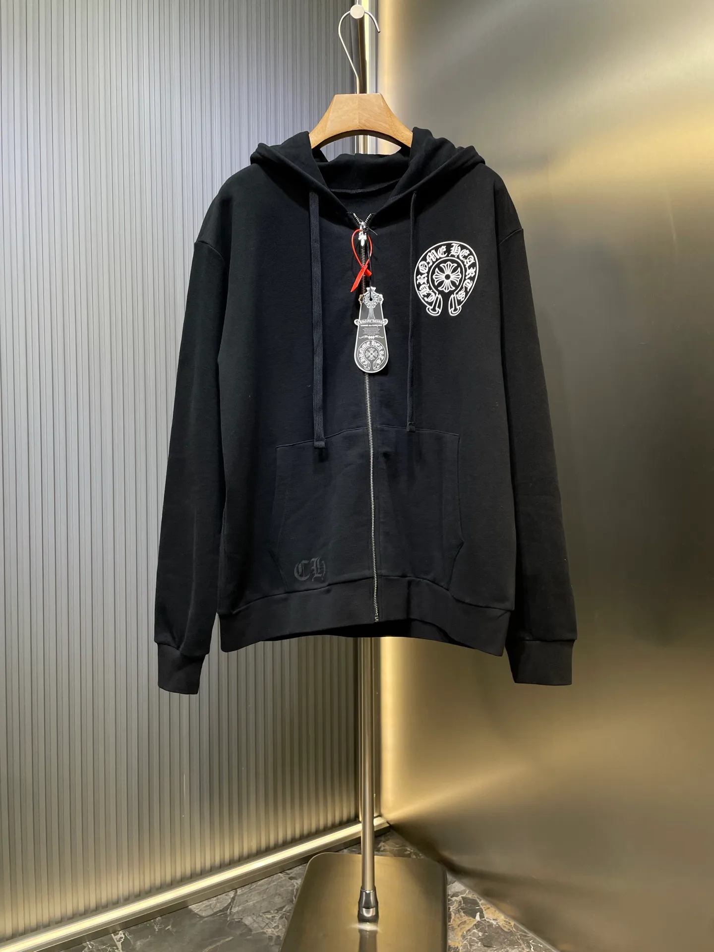 P480 Chrome Hearts 🌟Letter-printed zipper jacket, custom-made plain suede cotton, delicate and smooth, comfortable and close to the skin, with deep black as the base, plain white lines with sharp cracks, the front cross flower totem is precisely embellished on the chest, and the gray CH pattern is looming on the hem to control the visual focus. The scroll mantra is outlined on the back like an ancient seal, rugged and delicate coexist. The zippered hooded silhouette deconstructs the lazy drape carrying suede. It whispers that I am the rock oracle of the rules. A rebellious ceremony about wearing and performing. Process 1: Use glue printing. The printing is modified three times by the film screen. Use glue liquid paint to print the pattern on the fabric. Bake the fabric to fix the printed pattern. Process 2: The fabrics are washed and have a better hand feel. Not easy to deform. Not easy to shrink. Not easy to fade. Maintain long-term beauty. Accessories: Customized 1:1 CH Zipper Customized 1:1 CH Logo Fit: Loose Fit Size: S M L XL